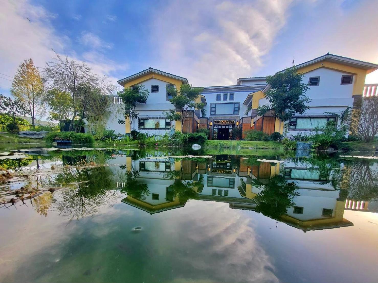 Ferienwohnung 山花映水紅莊園民宿 Yuemei Exterior foto